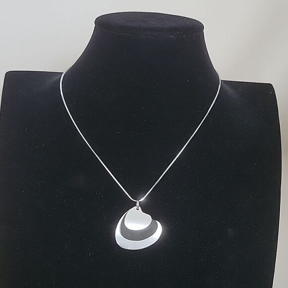 NWOT Shell shaped pendant - Picture 2 of 3